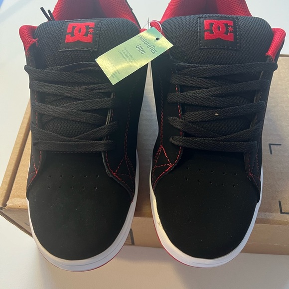 NIB DC WOMEN'S COURT GRAFFIK SHOES Black and Red Size 9 - Picture 2 of 5